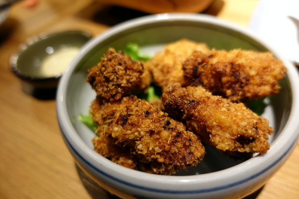 滿腹屋：(胖樺食記)台北東區仁愛圓環附近迷你居酒屋「滿腹屋」。高CP值平價串燒美食建議訂位。有Wi-Fi大電視螢幕可看球賽