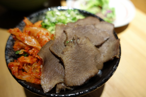 滿腹屋：(胖樺食記)台北東區仁愛圓環附近迷你居酒屋「滿腹屋」。高CP值平價串燒美食建議訂位。有Wi-Fi大電視螢幕可看球賽