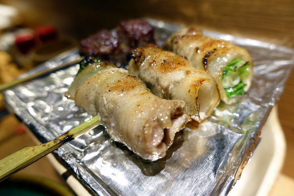 滿腹屋：(胖樺食記)台北東區仁愛圓環附近迷你居酒屋「滿腹屋」。高CP值平價串燒美食建議訂位。有Wi-Fi大電視螢幕可看球賽