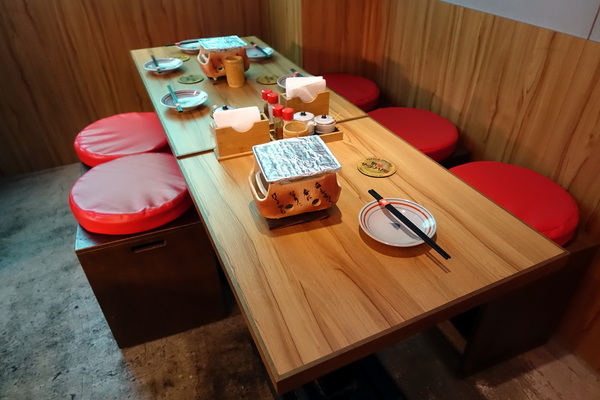 滿腹屋：(胖樺食記)台北東區仁愛圓環附近迷你居酒屋「滿腹屋」。高CP值平價串燒美食建議訂位。有Wi-Fi大電視螢幕可看球賽