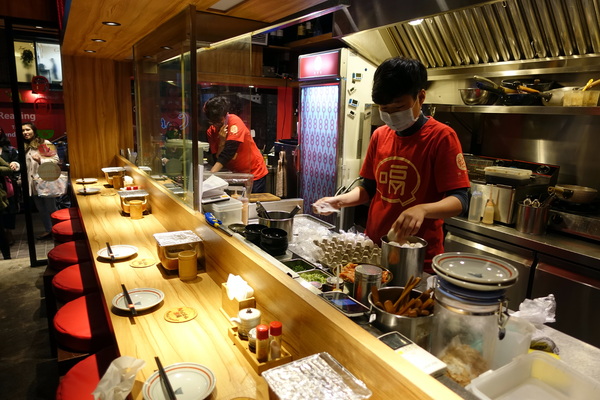 滿腹屋：(胖樺食記)台北東區仁愛圓環附近迷你居酒屋「滿腹屋」。高CP值平價串燒美食建議訂位。有Wi-Fi大電視螢幕可看球賽