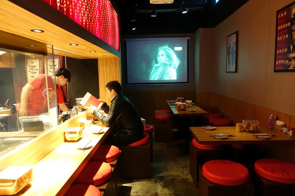 滿腹屋：(胖樺食記)台北東區仁愛圓環附近迷你居酒屋「滿腹屋」。高CP值平價串燒美食建議訂位。有Wi-Fi大電視螢幕可看球賽