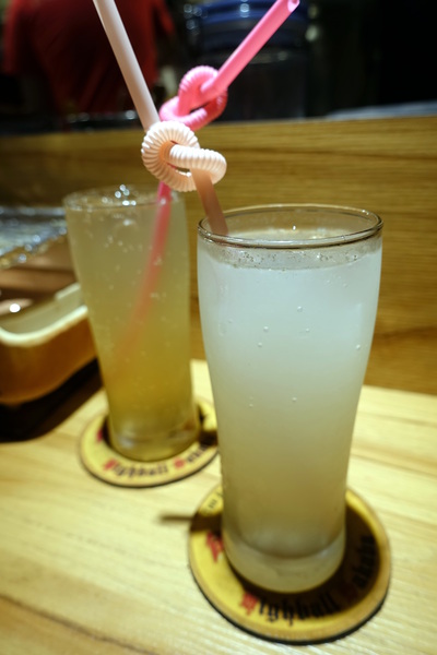 滿腹屋：(胖樺食記)台北東區仁愛圓環附近迷你居酒屋「滿腹屋」。高CP值平價串燒美食建議訂位。有Wi-Fi大電視螢幕可看球賽