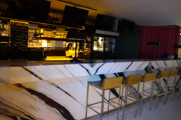 紅點文旅：1031230[官本金文愛台灣]台中市中區RedDot紅點文旅巨型不鏽鋼溜滑梯文青工藝風地表上最潮旅店近中華夜市日新戲院旁