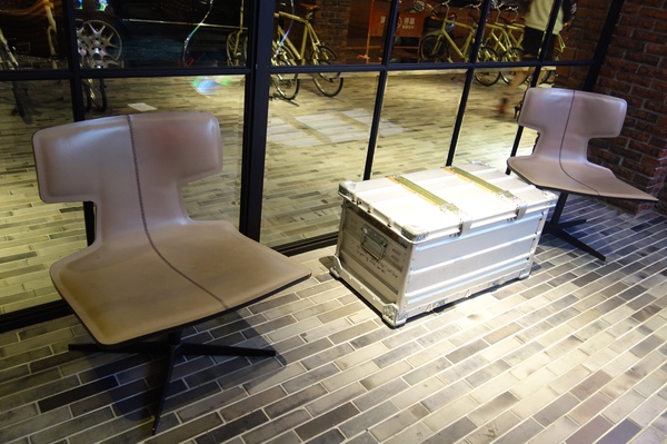 紅點文旅：1031230[官本金文愛台灣]台中市中區RedDot紅點文旅巨型不鏽鋼溜滑梯文青工藝風地表上最潮旅店近中華夜市日新戲院旁