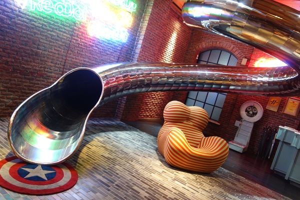 紅點文旅：1031230[官本金文愛台灣]台中市中區RedDot紅點文旅巨型不鏽鋼溜滑梯文青工藝風地表上最潮旅店近中華夜市日新戲院旁