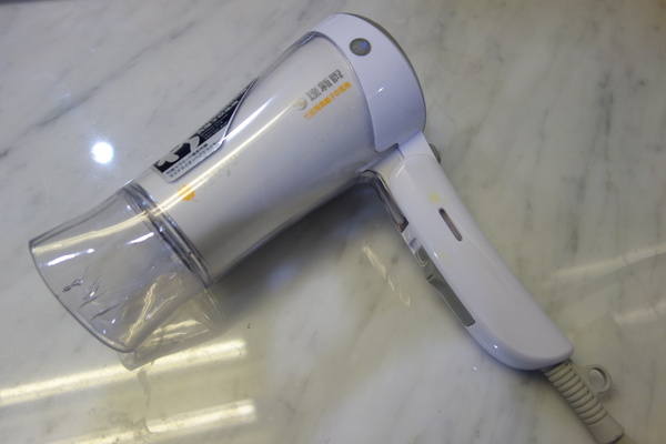 紅點文旅：1031230[官本金文愛台灣]台中市中區RedDot紅點文旅巨型不鏽鋼溜滑梯文青工藝風地表上最潮旅店近中華夜市日新戲院旁