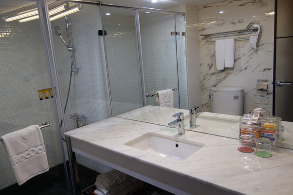 紅點文旅：1031230[官本金文愛台灣]台中市中區RedDot紅點文旅巨型不鏽鋼溜滑梯文青工藝風地表上最潮旅店近中華夜市日新戲院旁