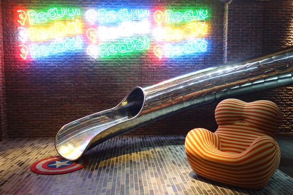 紅點文旅：1031230[官本金文愛台灣]台中市中區RedDot紅點文旅巨型不鏽鋼溜滑梯文青工藝風地表上最潮旅店近中華夜市日新戲院旁