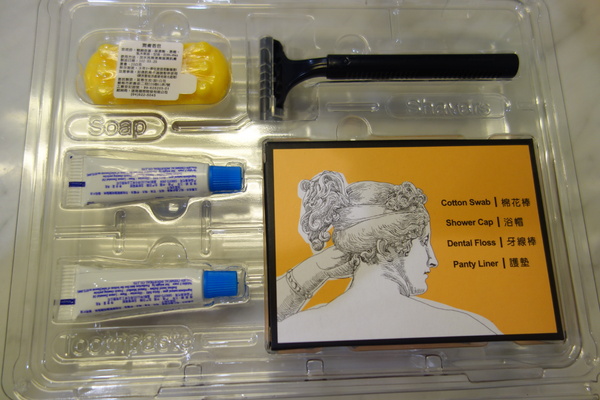 紅點文旅：1031230[官本金文愛台灣]台中市中區RedDot紅點文旅巨型不鏽鋼溜滑梯文青工藝風地表上最潮旅店近中華夜市日新戲院旁