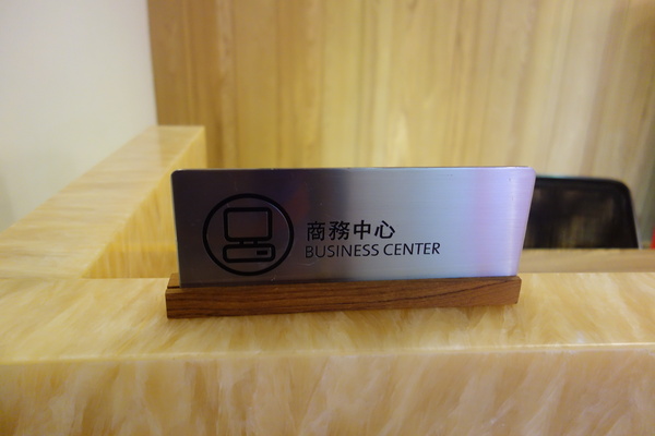 紅點文旅：1031230[官本金文愛台灣]台中市中區RedDot紅點文旅巨型不鏽鋼溜滑梯文青工藝風地表上最潮旅店近中華夜市日新戲院旁