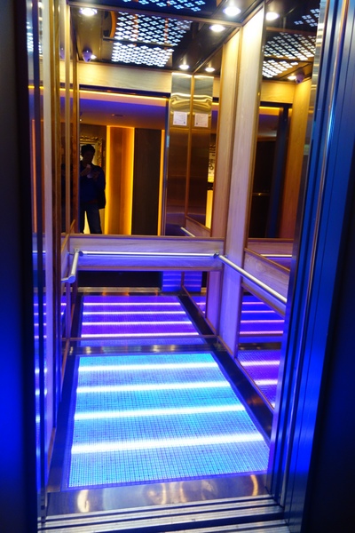 紅點文旅：1031230[官本金文愛台灣]台中市中區RedDot紅點文旅巨型不鏽鋼溜滑梯文青工藝風地表上最潮旅店近中華夜市日新戲院旁