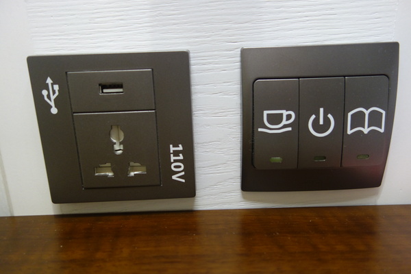 紅點文旅：1031230[官本金文愛台灣]台中市中區RedDot紅點文旅巨型不鏽鋼溜滑梯文青工藝風地表上最潮旅店近中華夜市日新戲院旁