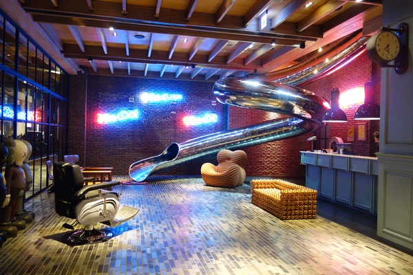 紅點文旅：1031230[官本金文愛台灣]台中市中區RedDot紅點文旅巨型不鏽鋼溜滑梯文青工藝風地表上最潮旅店近中華夜市日新戲院旁