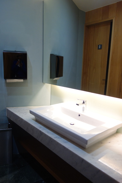 紅點文旅：1031230[官本金文愛台灣]台中市中區RedDot紅點文旅巨型不鏽鋼溜滑梯文青工藝風地表上最潮旅店近中華夜市日新戲院旁