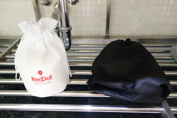 紅點文旅：1031230[官本金文愛台灣]台中市中區RedDot紅點文旅巨型不鏽鋼溜滑梯文青工藝風地表上最潮旅店近中華夜市日新戲院旁