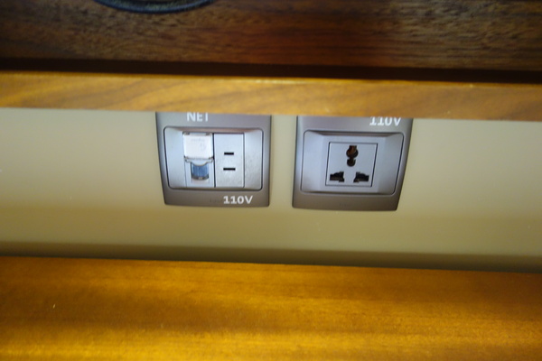 紅點文旅：1031230[官本金文愛台灣]台中市中區RedDot紅點文旅巨型不鏽鋼溜滑梯文青工藝風地表上最潮旅店近中華夜市日新戲院旁