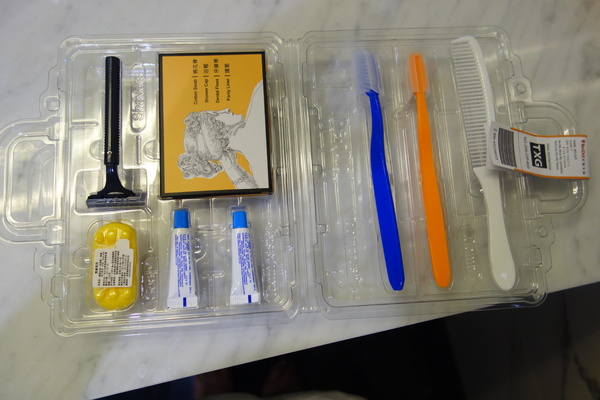 紅點文旅：1031230[官本金文愛台灣]台中市中區RedDot紅點文旅巨型不鏽鋼溜滑梯文青工藝風地表上最潮旅店近中華夜市日新戲院旁