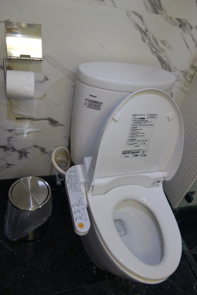 紅點文旅：1031230[官本金文愛台灣]台中市中區RedDot紅點文旅巨型不鏽鋼溜滑梯文青工藝風地表上最潮旅店近中華夜市日新戲院旁