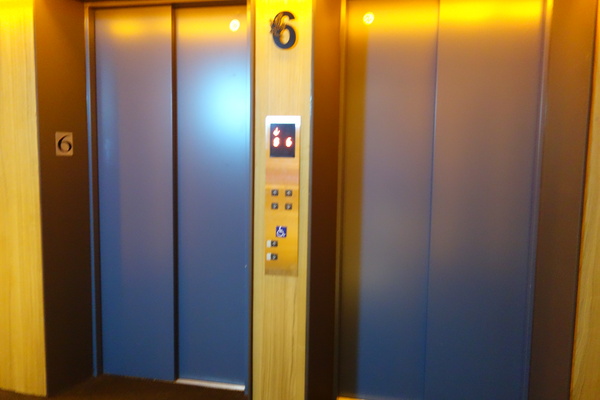 紅點文旅：1031230[官本金文愛台灣]台中市中區RedDot紅點文旅巨型不鏽鋼溜滑梯文青工藝風地表上最潮旅店近中華夜市日新戲院旁