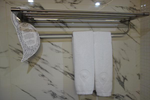 紅點文旅：1031230[官本金文愛台灣]台中市中區RedDot紅點文旅巨型不鏽鋼溜滑梯文青工藝風地表上最潮旅店近中華夜市日新戲院旁