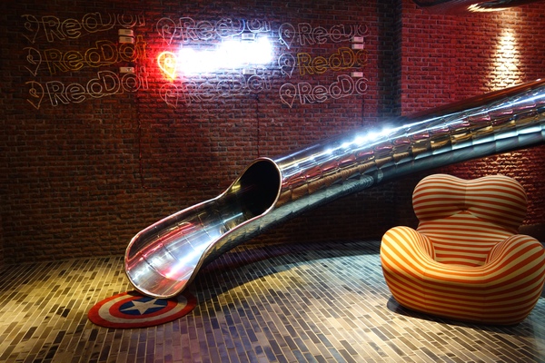 紅點文旅：1031230[官本金文愛台灣]台中市中區RedDot紅點文旅巨型不鏽鋼溜滑梯文青工藝風地表上最潮旅店近中華夜市日新戲院旁