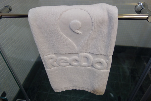 紅點文旅：1031230[官本金文愛台灣]台中市中區RedDot紅點文旅巨型不鏽鋼溜滑梯文青工藝風地表上最潮旅店近中華夜市日新戲院旁