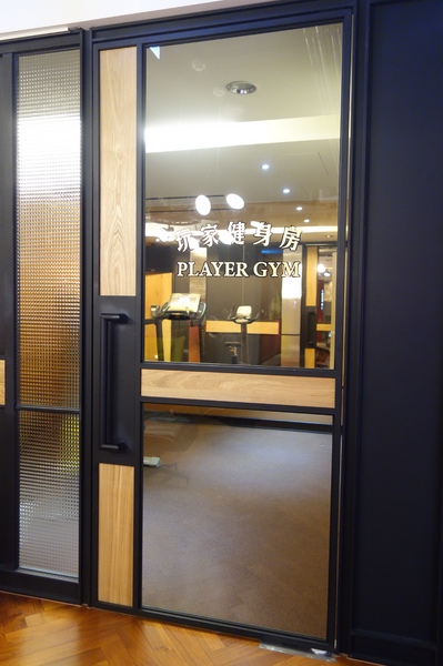 紅點文旅：1031230[官本金文愛台灣]台中市中區RedDot紅點文旅巨型不鏽鋼溜滑梯文青工藝風地表上最潮旅店近中華夜市日新戲院旁