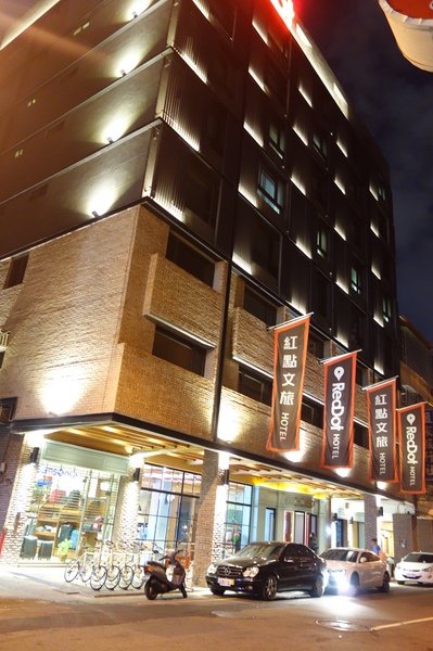 紅點文旅：1031230[官本金文愛台灣]台中市中區RedDot紅點文旅巨型不鏽鋼溜滑梯文青工藝風地表上最潮旅店近中華夜市日新戲院旁