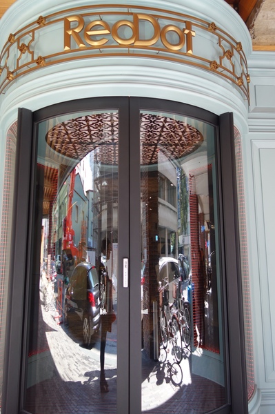 紅點文旅：1031230[官本金文愛台灣]台中市中區RedDot紅點文旅巨型不鏽鋼溜滑梯文青工藝風地表上最潮旅店近中華夜市日新戲院旁