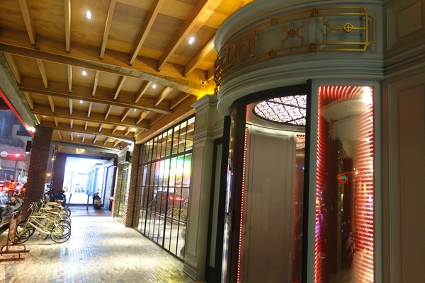 紅點文旅：1031230[官本金文愛台灣]台中市中區RedDot紅點文旅巨型不鏽鋼溜滑梯文青工藝風地表上最潮旅店近中華夜市日新戲院旁