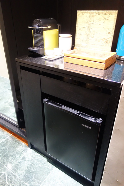 紅點文旅：1031230[官本金文愛台灣]台中市中區RedDot紅點文旅巨型不鏽鋼溜滑梯文青工藝風地表上最潮旅店近中華夜市日新戲院旁