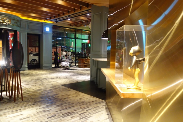 紅點文旅：1031230[官本金文愛台灣]台中市中區RedDot紅點文旅巨型不鏽鋼溜滑梯文青工藝風地表上最潮旅店近中華夜市日新戲院旁