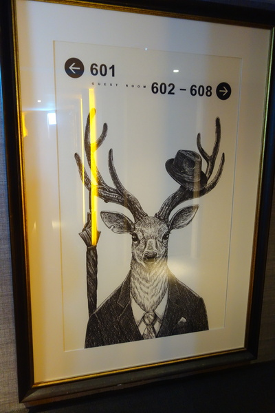 紅點文旅：1031230[官本金文愛台灣]台中市中區RedDot紅點文旅巨型不鏽鋼溜滑梯文青工藝風地表上最潮旅店近中華夜市日新戲院旁