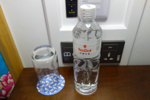 紅點文旅：1031230[官本金文愛台灣]台中市中區RedDot紅點文旅巨型不鏽鋼溜滑梯文青工藝風地表上最潮旅店近中華夜市日新戲院旁