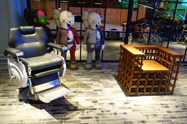 紅點文旅：1031230[官本金文愛台灣]台中市中區RedDot紅點文旅巨型不鏽鋼溜滑梯文青工藝風地表上最潮旅店近中華夜市日新戲院旁