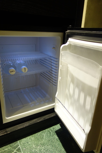 紅點文旅：1031230[官本金文愛台灣]台中市中區RedDot紅點文旅巨型不鏽鋼溜滑梯文青工藝風地表上最潮旅店近中華夜市日新戲院旁