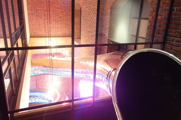 紅點文旅：1031230[官本金文愛台灣]台中市中區RedDot紅點文旅巨型不鏽鋼溜滑梯文青工藝風地表上最潮旅店近中華夜市日新戲院旁