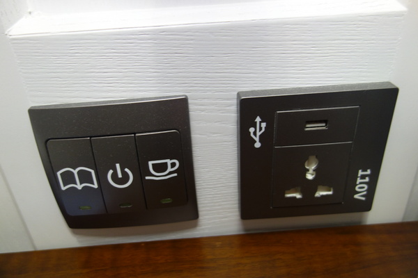 紅點文旅：1031230[官本金文愛台灣]台中市中區RedDot紅點文旅巨型不鏽鋼溜滑梯文青工藝風地表上最潮旅店近中華夜市日新戲院旁