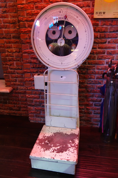 紅點文旅：1031230[官本金文愛台灣]台中市中區RedDot紅點文旅巨型不鏽鋼溜滑梯文青工藝風地表上最潮旅店近中華夜市日新戲院旁