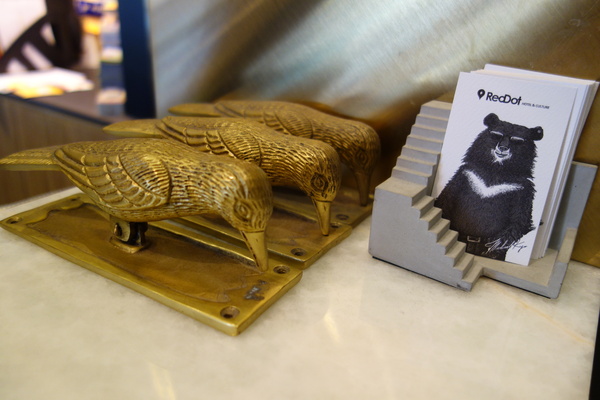 紅點文旅：1031230[官本金文愛台灣]台中市中區RedDot紅點文旅巨型不鏽鋼溜滑梯文青工藝風地表上最潮旅店近中華夜市日新戲院旁