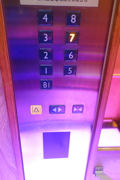 紅點文旅：1031230[官本金文愛台灣]台中市中區RedDot紅點文旅巨型不鏽鋼溜滑梯文青工藝風地表上最潮旅店近中華夜市日新戲院旁