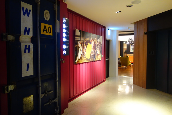 紅點文旅：1031230[官本金文愛台灣]台中市中區RedDot紅點文旅巨型不鏽鋼溜滑梯文青工藝風地表上最潮旅店近中華夜市日新戲院旁