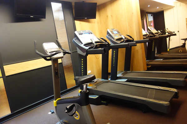 紅點文旅：1031230[官本金文愛台灣]台中市中區RedDot紅點文旅巨型不鏽鋼溜滑梯文青工藝風地表上最潮旅店近中華夜市日新戲院旁