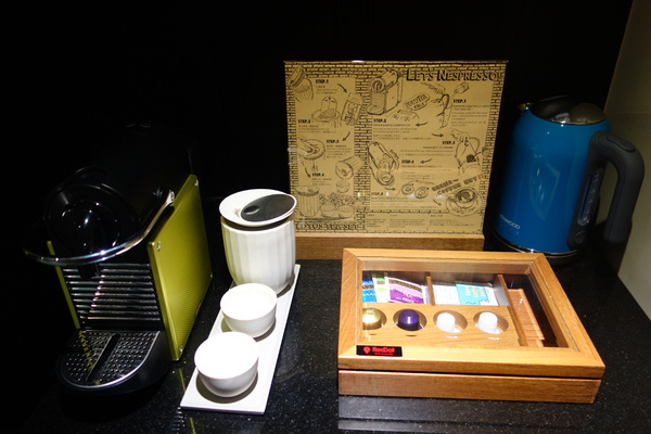 紅點文旅：1031230[官本金文愛台灣]台中市中區RedDot紅點文旅巨型不鏽鋼溜滑梯文青工藝風地表上最潮旅店近中華夜市日新戲院旁