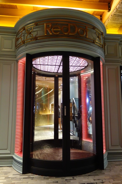 紅點文旅：1031230[官本金文愛台灣]台中市中區RedDot紅點文旅巨型不鏽鋼溜滑梯文青工藝風地表上最潮旅店近中華夜市日新戲院旁