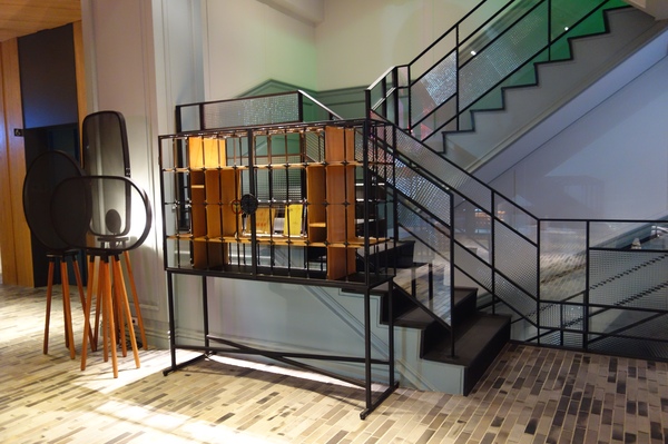 紅點文旅：1031230[官本金文愛台灣]台中市中區RedDot紅點文旅巨型不鏽鋼溜滑梯文青工藝風地表上最潮旅店近中華夜市日新戲院旁