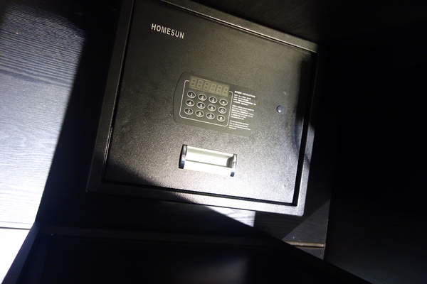 紅點文旅：1031230[官本金文愛台灣]台中市中區RedDot紅點文旅巨型不鏽鋼溜滑梯文青工藝風地表上最潮旅店近中華夜市日新戲院旁