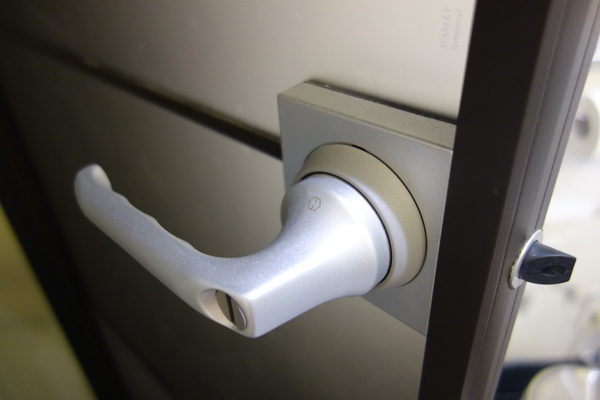 紅點文旅：1031230[官本金文愛台灣]台中市中區RedDot紅點文旅巨型不鏽鋼溜滑梯文青工藝風地表上最潮旅店近中華夜市日新戲院旁