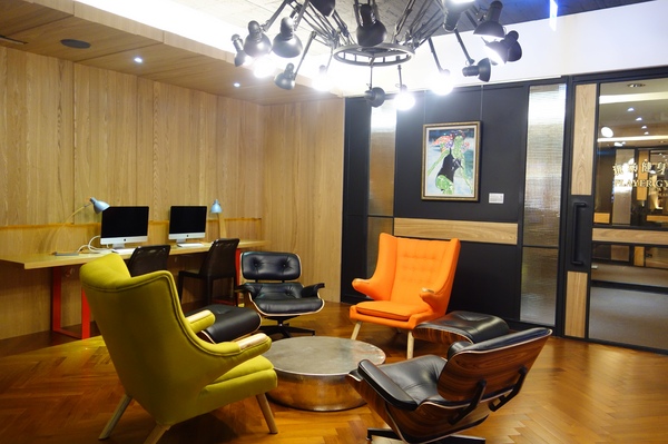 紅點文旅：1031230[官本金文愛台灣]台中市中區RedDot紅點文旅巨型不鏽鋼溜滑梯文青工藝風地表上最潮旅店近中華夜市日新戲院旁